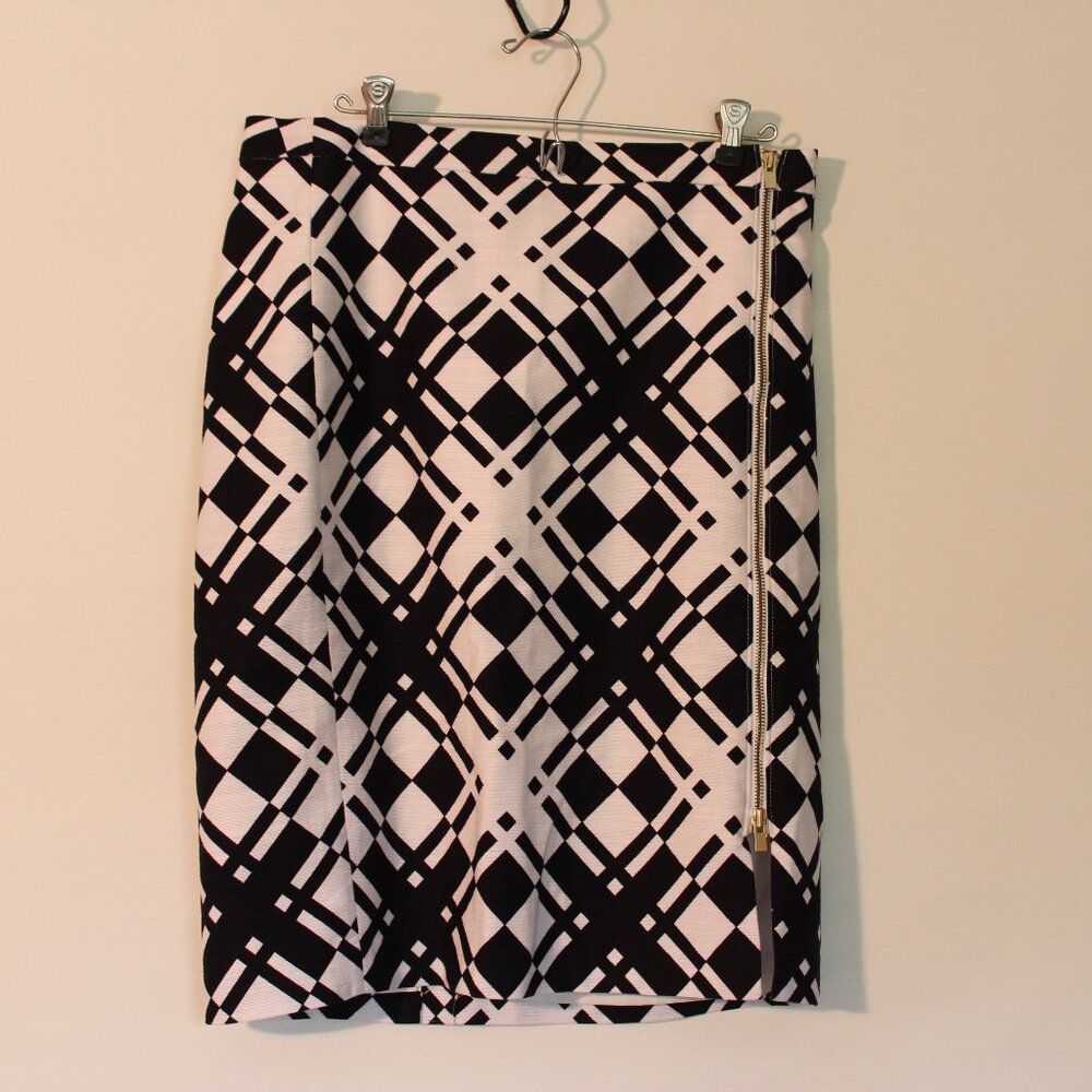 Talbots ~ Geometric Print Side Zip in Front Pencil Skirt in Black/White